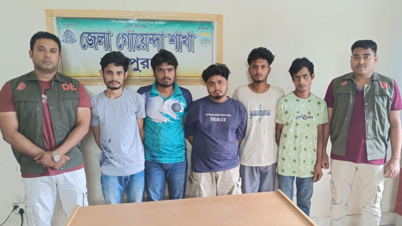 জয়পুরহাটে ডিবির অভিযানে ৫ অনলাইন জুয়াড়ি গ্রেপ্তার