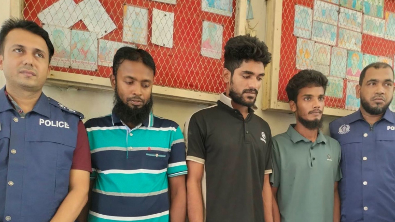 পিরোজপুরে বিদেশি পিস্তল ও গুলিসহ তিন অস্ত্র ব্যবসায়ী গ্রেপ্তার