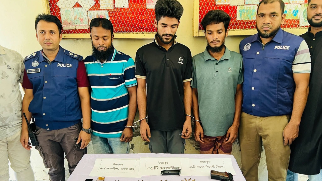 পিরোজপুরে বিদেশি পিস্তল ও গুলিসহ তিন অস্ত্র ব্যবসায়ী গ্রেপ্তার