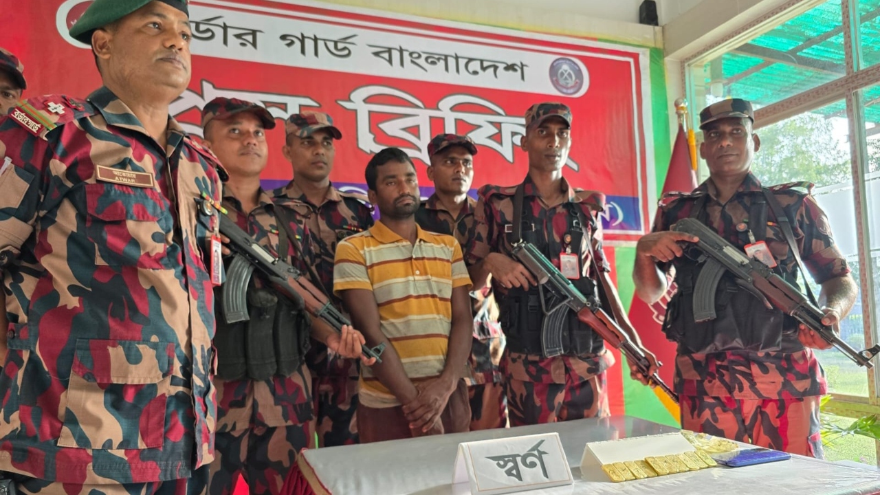 জয়পুরহাট সীমান্তে ২ কোটি ২৭ লাখ টাকার স্বর্ণসহ চোরাকারবারি আটক