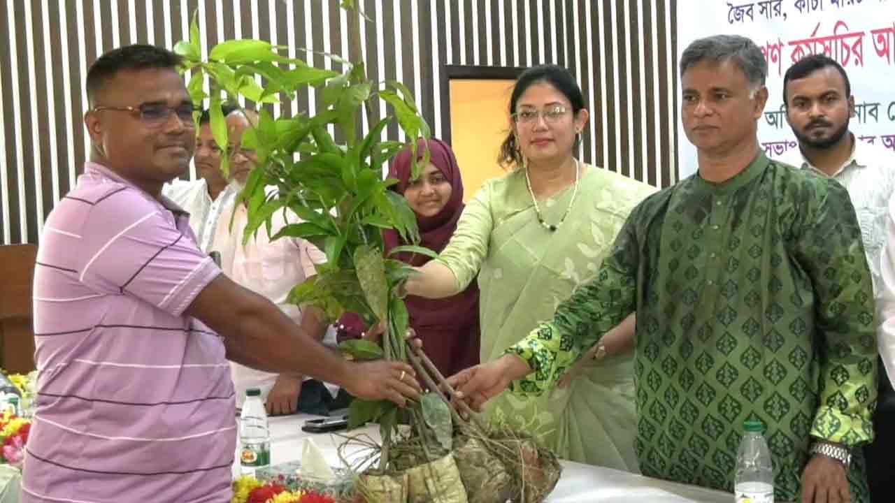 সিরাজগঞ্জে কৃষকদের মাঝে কৃষি উপকরণ এবং গাছের চারা বিতরণ