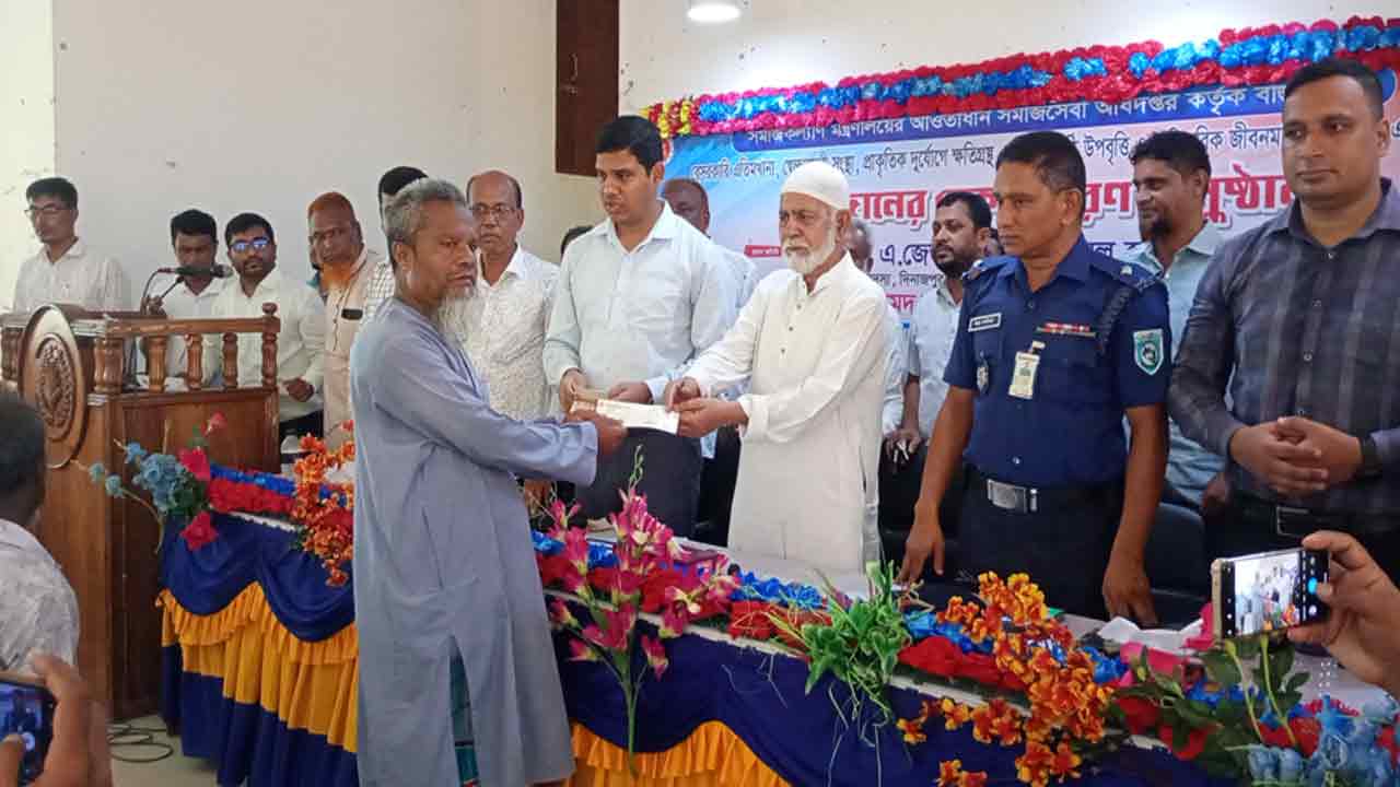 ফুলবাড়ীতে মাদ্রাসা, শিক্ষার্থী ও দুর্যোগে ক্ষতিগ্রস্তদের মাঝে অনুদান বিতরণ
