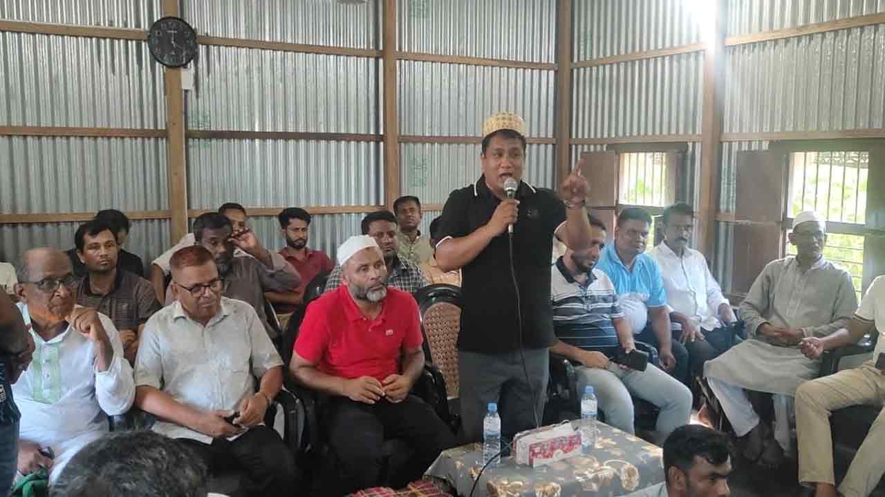কামারখন্দে মাদ্রাসায় খেলার সামগ্রী ও খাবার বিতরণ বিএনপির