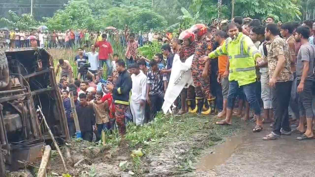 ঝালকাঠিতে যাত্রীবাহী বাস খাদে, সুপারভাইজার নিহত
