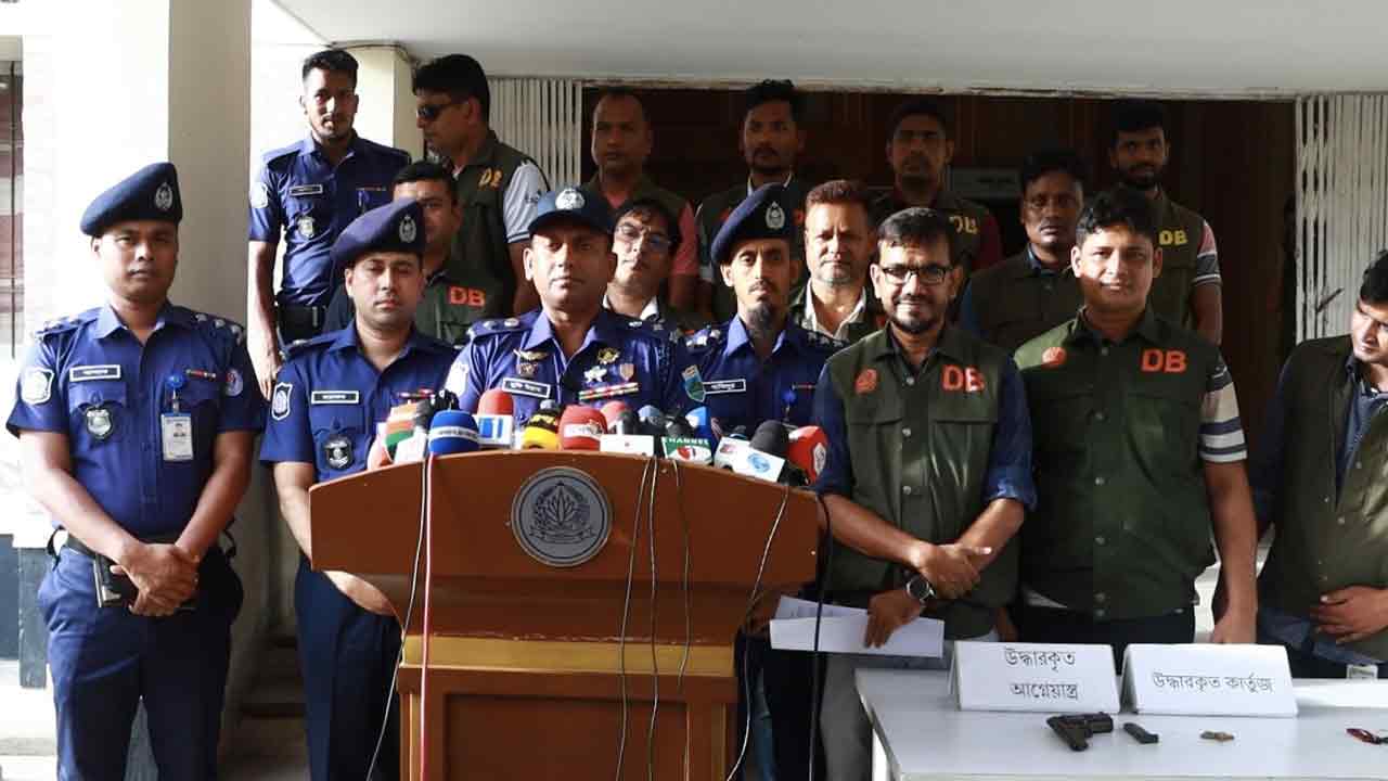 ঈশ্বরদীতে বিদেশি পিস্তল ও গুলিসহ সাতজন গ্রেপ্তার
