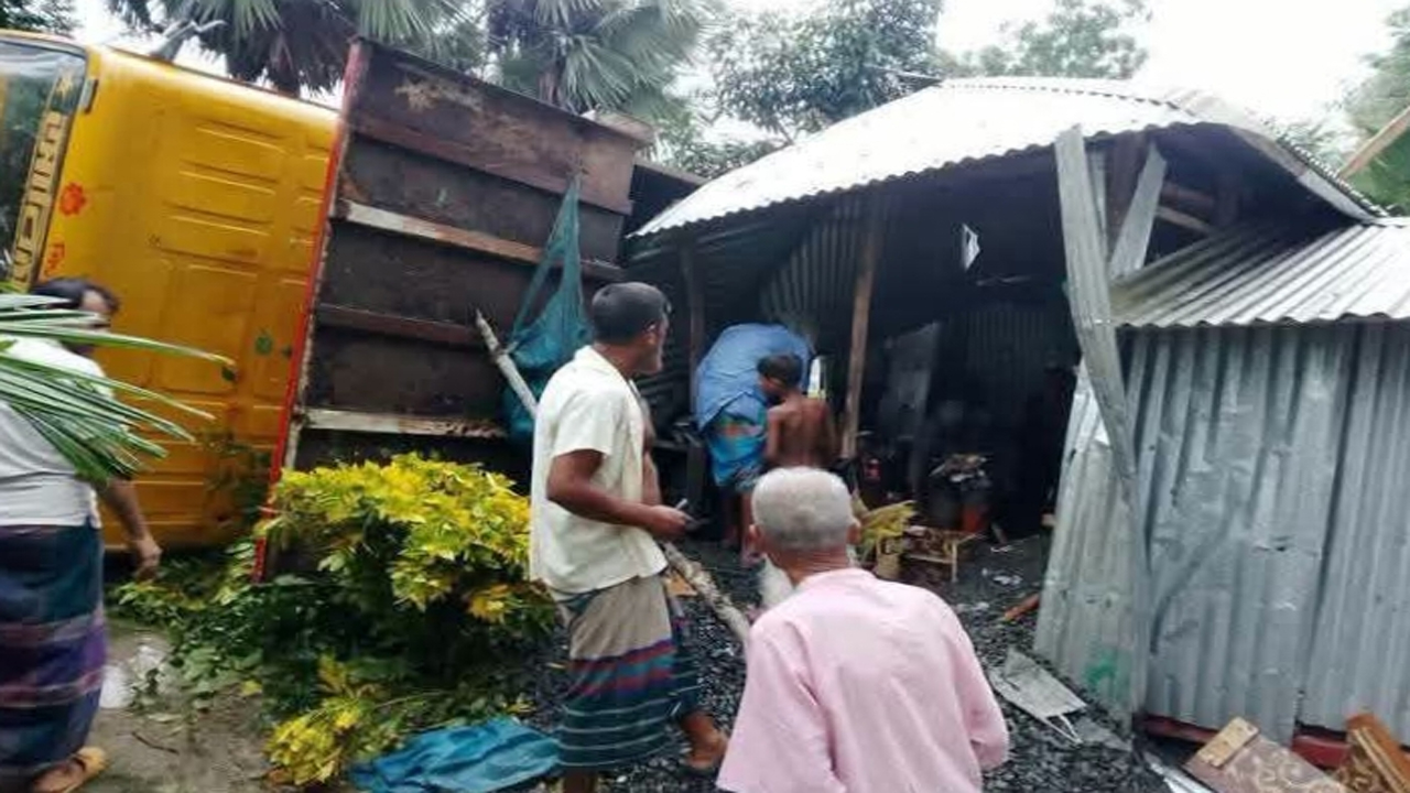 নড়াইলে ঘরের ওপর ট্রাক উল্টে স্কুলছাত্রী নিহত, আহত বোন