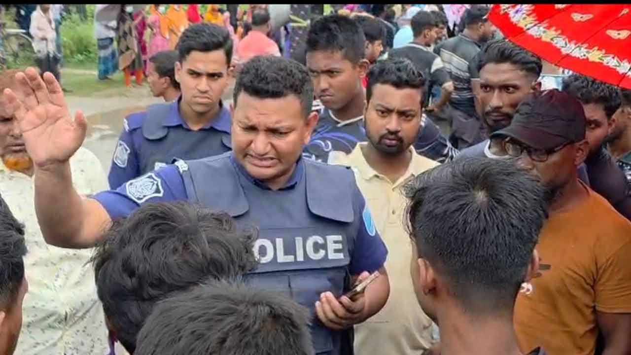 ন্যায্য বেতনের দাবিতে ঢাকা-আরিচা মহাসড়ক অবরোধ