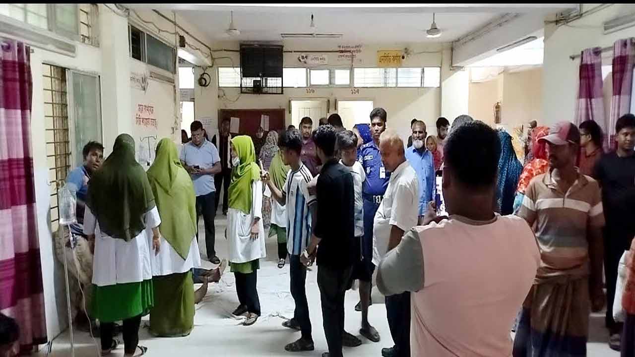 মেহেরপুরে গরুবোঝাই লাটাহাম্বার উল্টে চালক নিহত, আহত ১০
