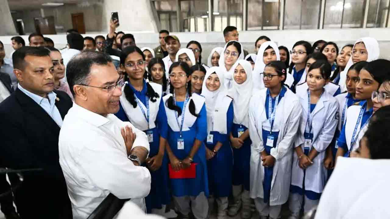 সংসদ অধিবেশন দেখতে আসা শিক্ষার্থীদের সঙ্গে সাক্ষাৎ করলেন প্রধানমন্ত্রী