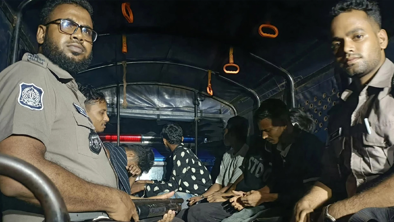 মোহাম্মদপুরের শীর্ষ সন্ত্রাসী &lsquo;কুত্তা ফারুক&rsquo;সহ গেপ্তার ৭