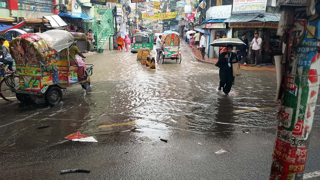 কয়েক ঘণ্টার বৃষ্টিতে রাজধানীর বিভিন্ন এলাকায় জলাবদ্ধতা, ভোগান্তিতে নগরবাসী