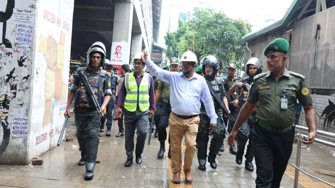 মিরপুর-১০ মেট্রোরেল স্টেশন এলাকায় অবৈধ দখল উচ্ছেদে ডিএমটিসিএলের অভিযান