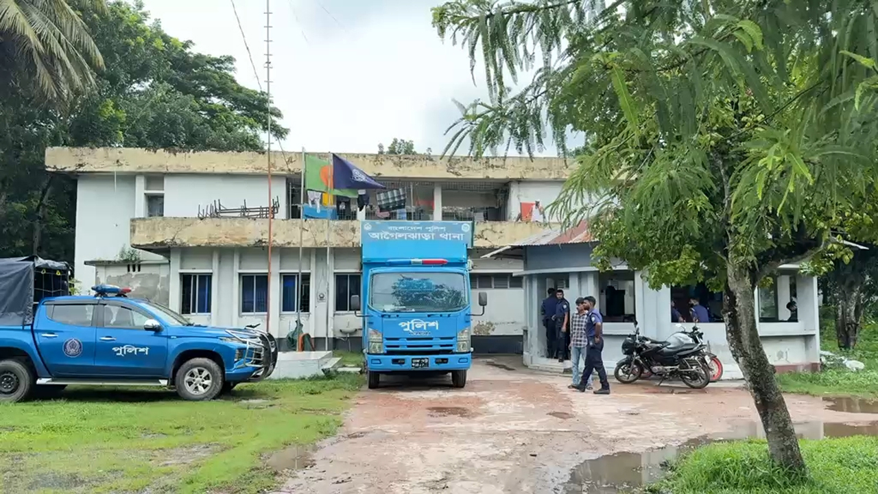 আগৈলঝাড়া থানায় হামলার ঘটনায় মামলা, নারী-পুরুষসহ ১৮ জন গ্রেপ্তার