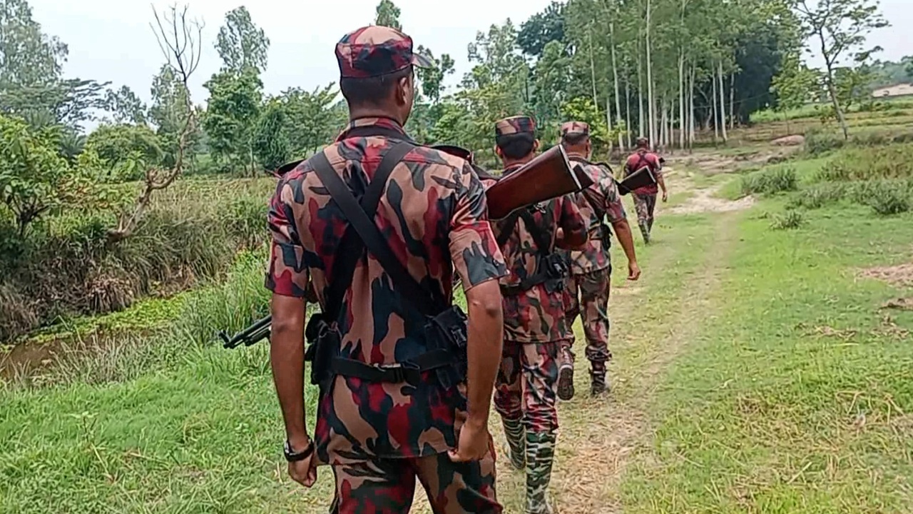 অবৈধভাবে বাংলাদেশে প্রবেশের চেষ্টা, সীমান্তে আটক ৪