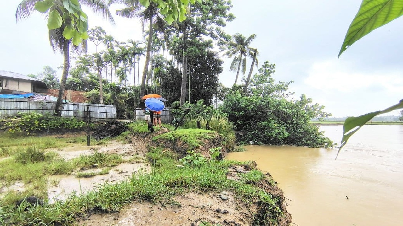 রেজুখালের ভাঙনে প্রতি বর্ষায় ডুবছে রামুর জনপদ, নেই স্থায়ী বেড়িবাঁধ