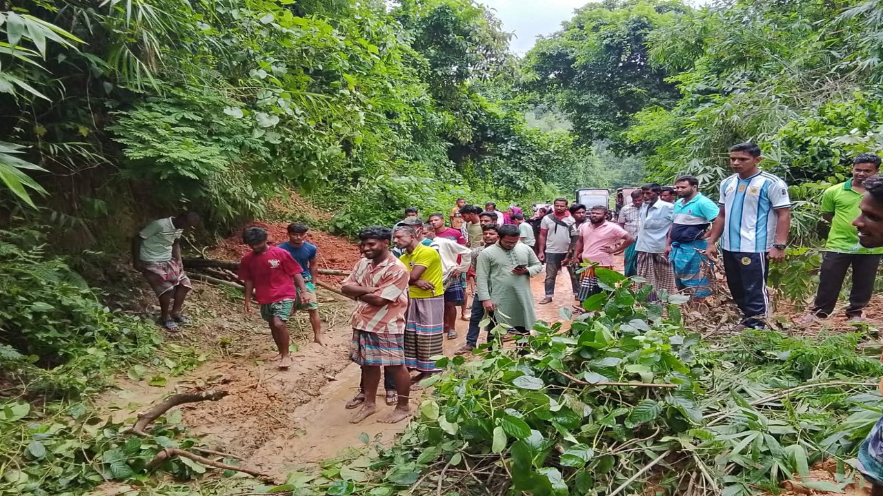 শেরপুরে সীমান্ত সড়কে পাহাড়ধস, যান চলাচল বন্ধ