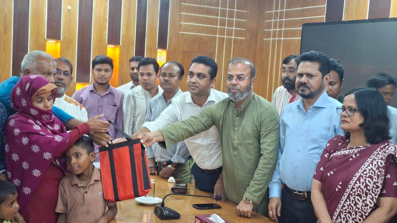 শ্যামনগরে নিহত জেলের পরিবার পেল ৫ লাখ টাকার সহায়তা