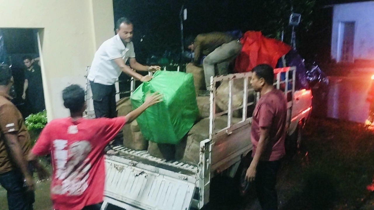 ফুলগাজীতে ৪০ লাখ টাকার ভারতীয় শাড়ি ও ওষুধ জব্দ