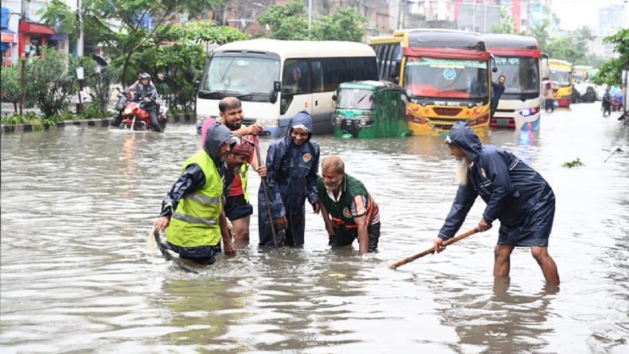 ৭৬ মিলিমিটার বৃষ্টিতে ঢাকায় জলাবদ্ধতা, ভোগান্তি চরমে