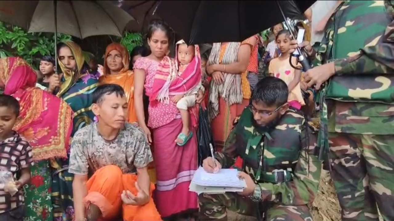 মহালছড়িতে বন্যার্তদের চিকিৎসায় সেনাবাহিনীর ভ্রাম্যমাণ মেডিকেল ক্যাম্প