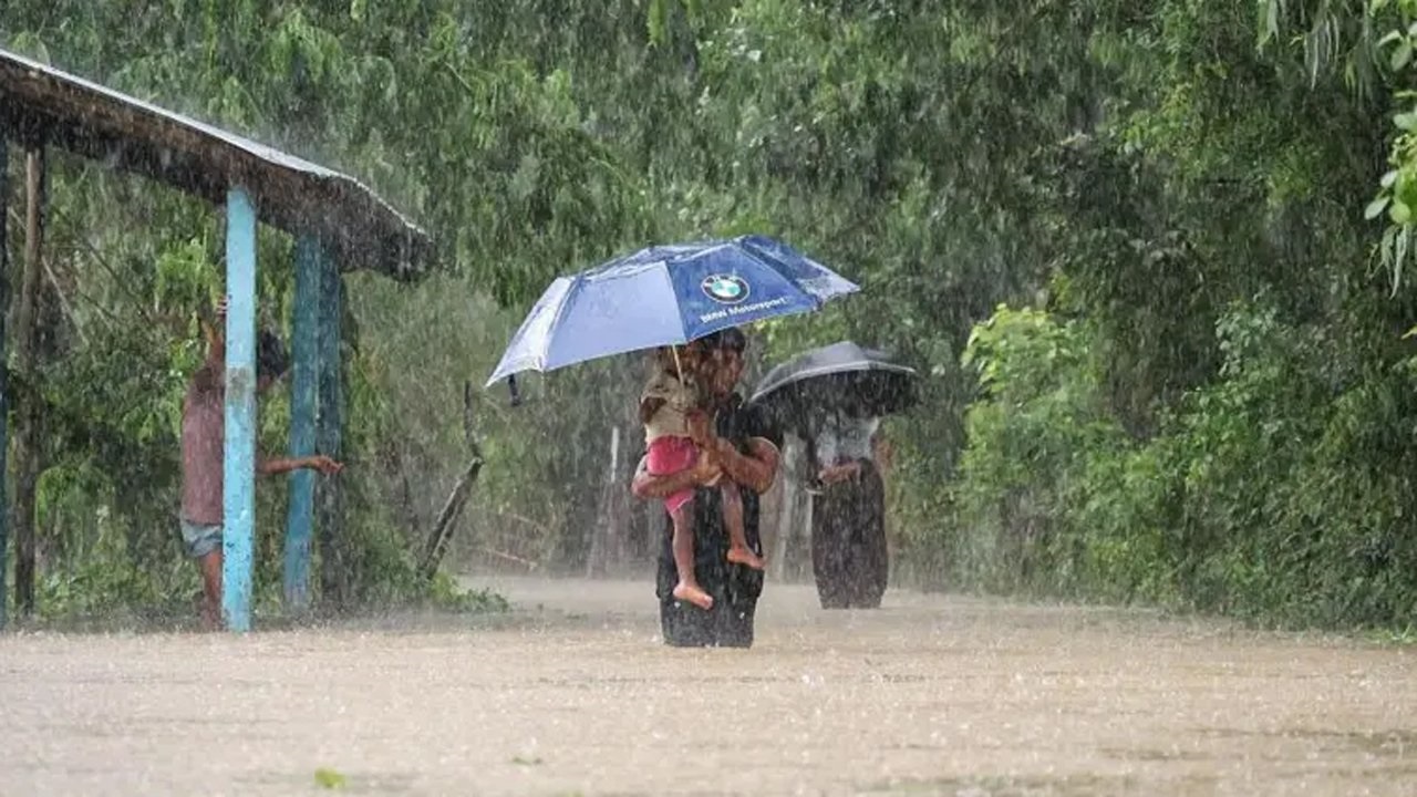 কতদিন থাকবে টানা বৃষ্টি, জানাল আবহাওয়া অফিস