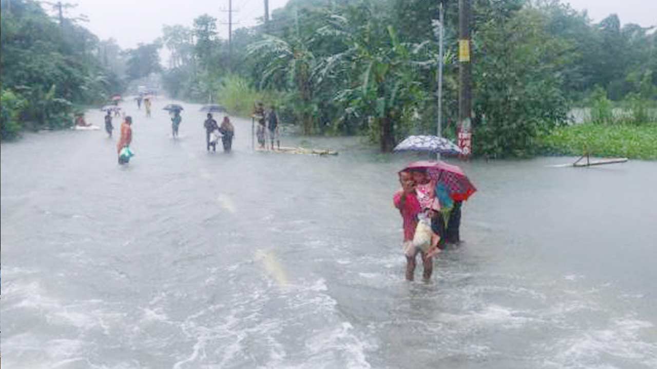 অতিভারী বৃষ্টিতে ১২ জেলায় বন্যা পরিস্থিতির অবনতির শঙ্কা
