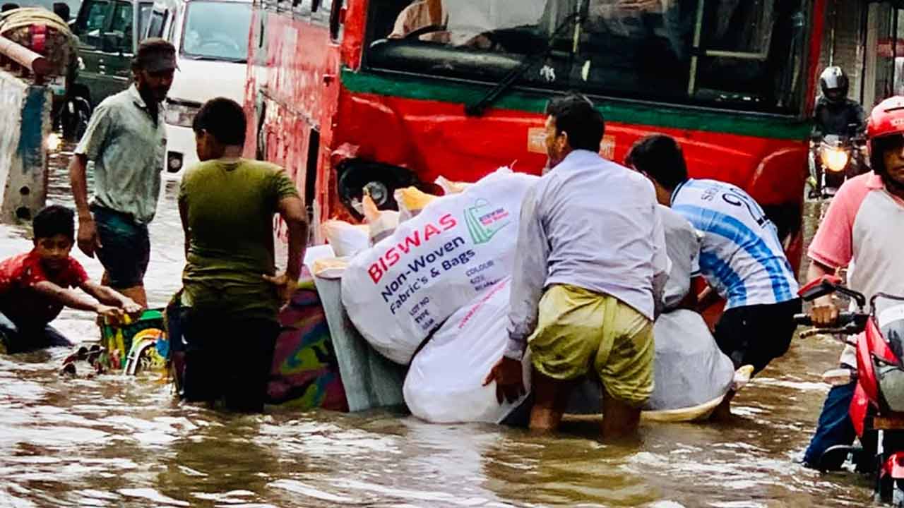 জলাবদ্ধতায় স্থবির রাজধানীর জনজীবন। ছবি: দেশ টিভি