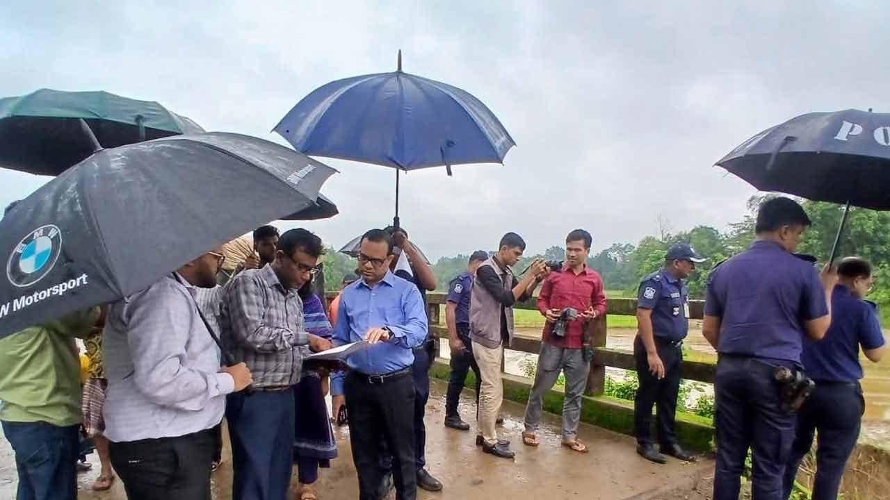 পানছড়ির বন্যাকবলিত এলাকা পরিদর্শনে জেলা প্রশাসক