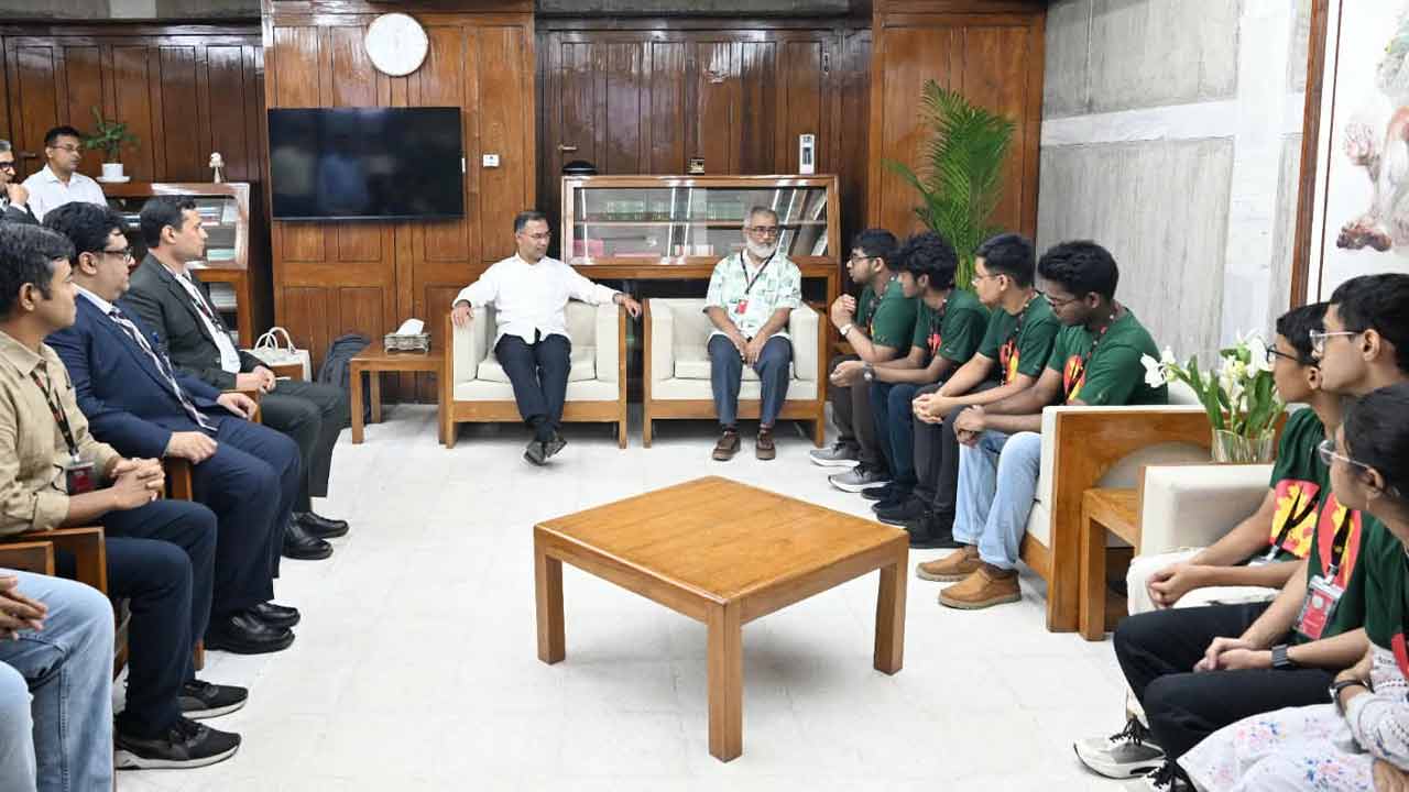 প্রধানমন্ত্রীর সঙ্গে স্বর্ণপদকজয়ী বাংলাদেশি শিক্ষার্থীদের সাক্ষাৎ