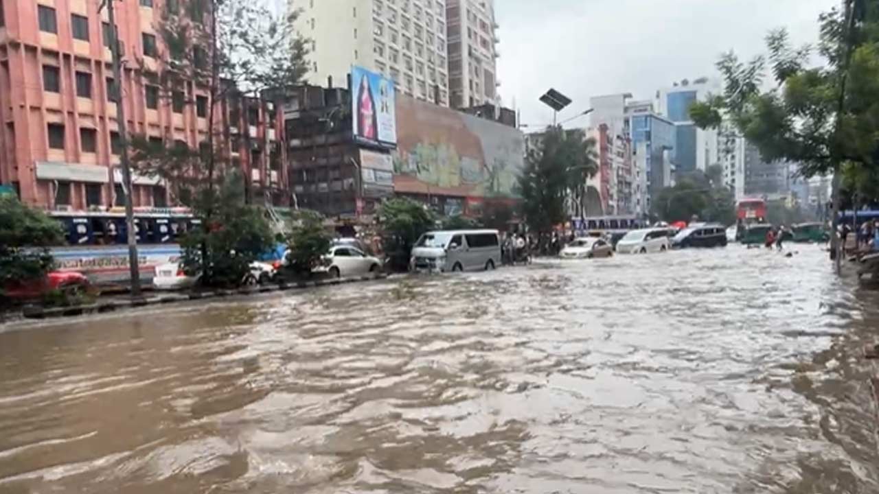 পানিতে তলিয়ে যাওয়া কাকরাইলের সড়কে ধীরগতিতে চলাচল করছে যানবাহন। ছবি: দেশ টিভি