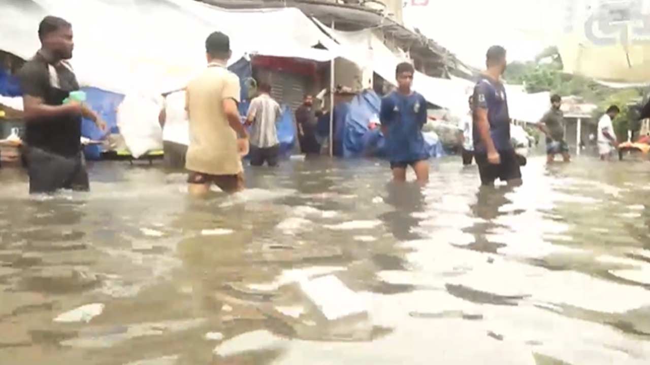 নিউমার্কেট এলাকায় হাঁটুসমান পানিতে দুর্ভোগে পড়েছেন পথচারীরা। ছবি: দেশ টিভি