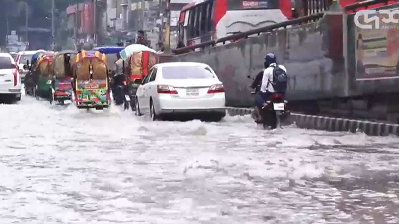 শান্তিনগরের সড়কে জলাবদ্ধতা। পানি মাড়িয়ে চলছে যানবাহন। ছবি: দেশ টিভি
