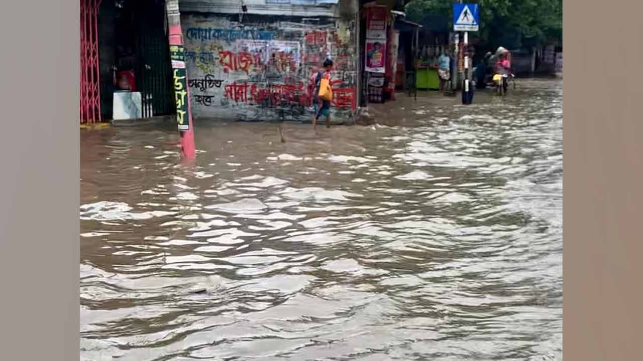 টানা বৃষ্টিতে সড়কে জমেছে পানি, দুর্ভোগে পথচারী ও চালকরা। ছবি: দেশ টিভি