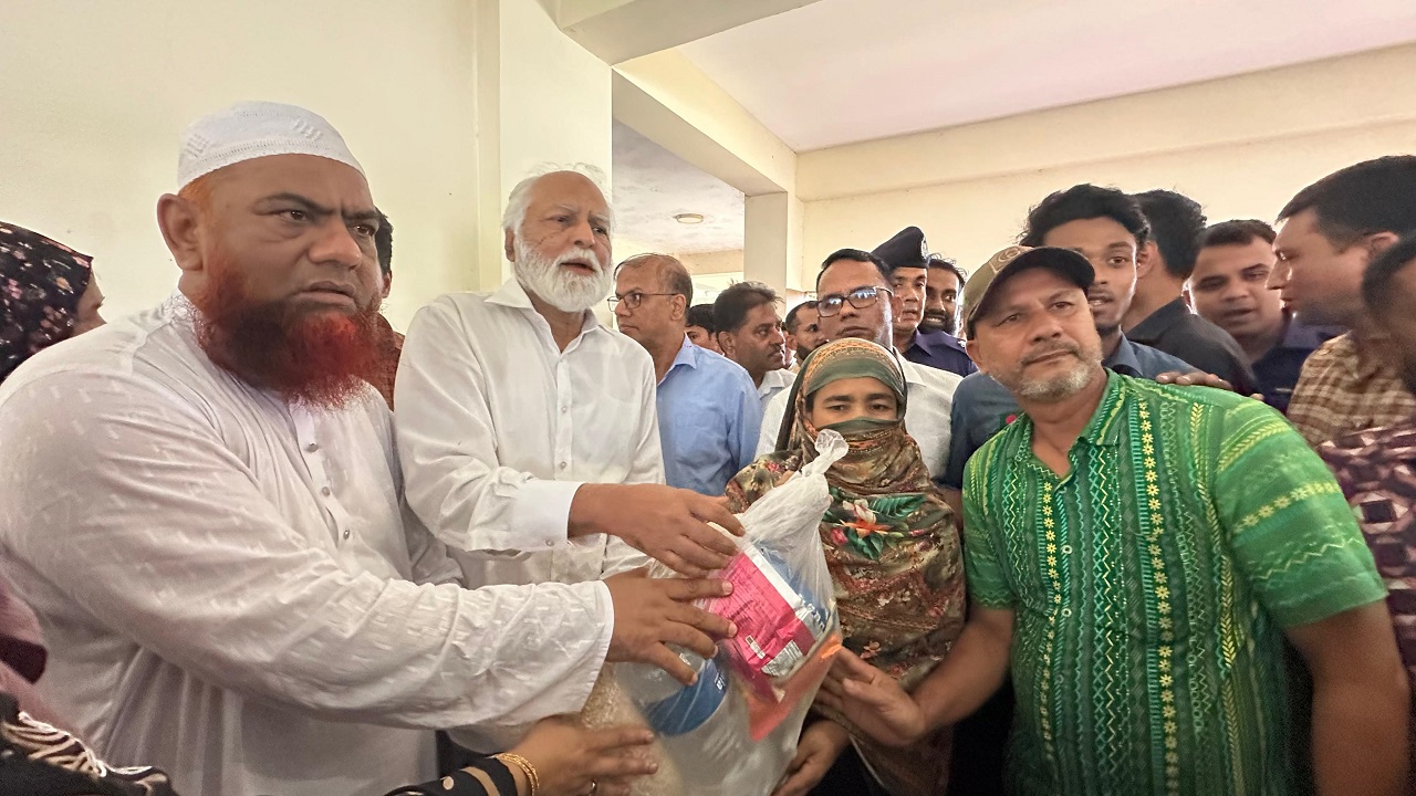 দুর্ভোগ না কমা পর্যন্ত পানিবন্দিদের পাশে থাকবে সরকার: ত্রাণ প্রতিমন্ত্রী