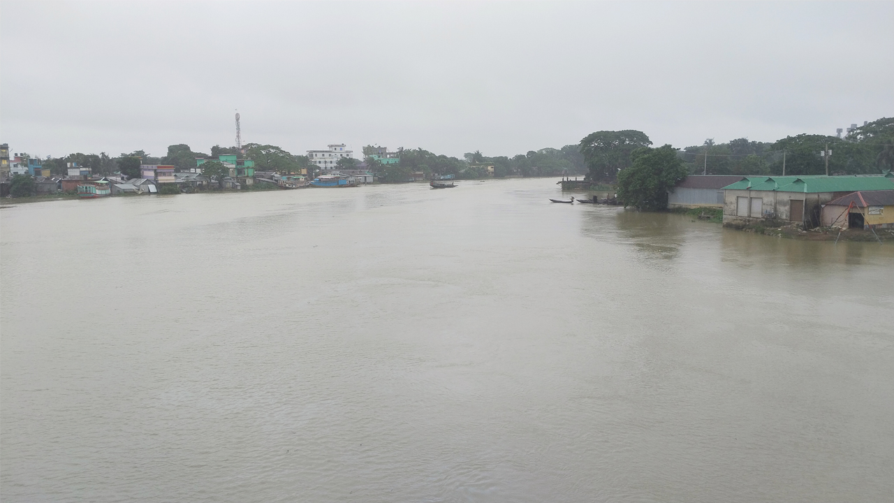 নেত্রকোনায় উপদাখালী নদীর পানি বিপৎসীমার ওপরে, নিম্নাঞ্চল প্লাবিত