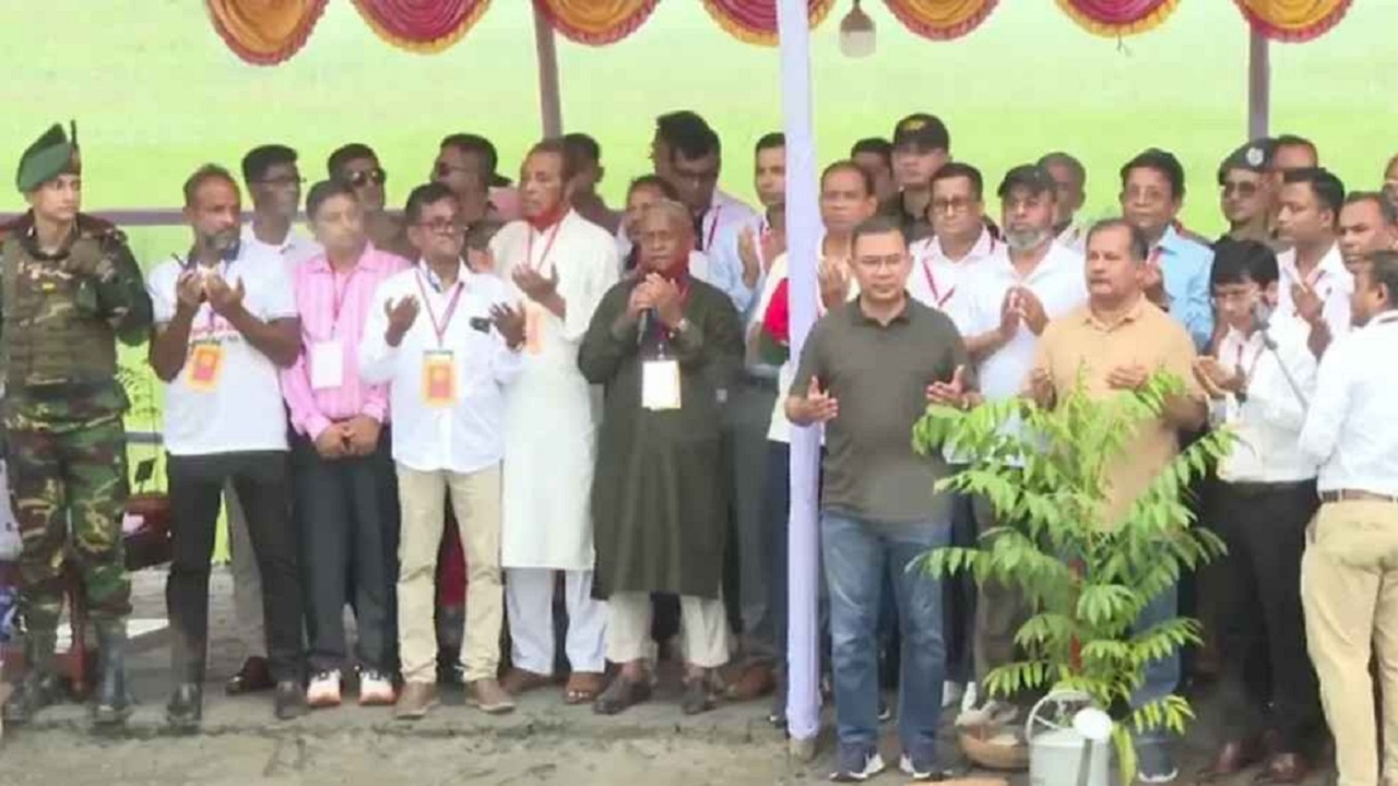আড়াই হাজার গাছের চারা রোপণ করলেন প্রধানমন্ত্রী