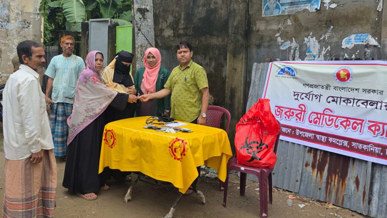 বন্যাদুর্গত সাতকানিয়ায় একদিনে ২ হাজারের বেশি রোগীকে বিনা মূল্যে চিকিৎসাসেবা
