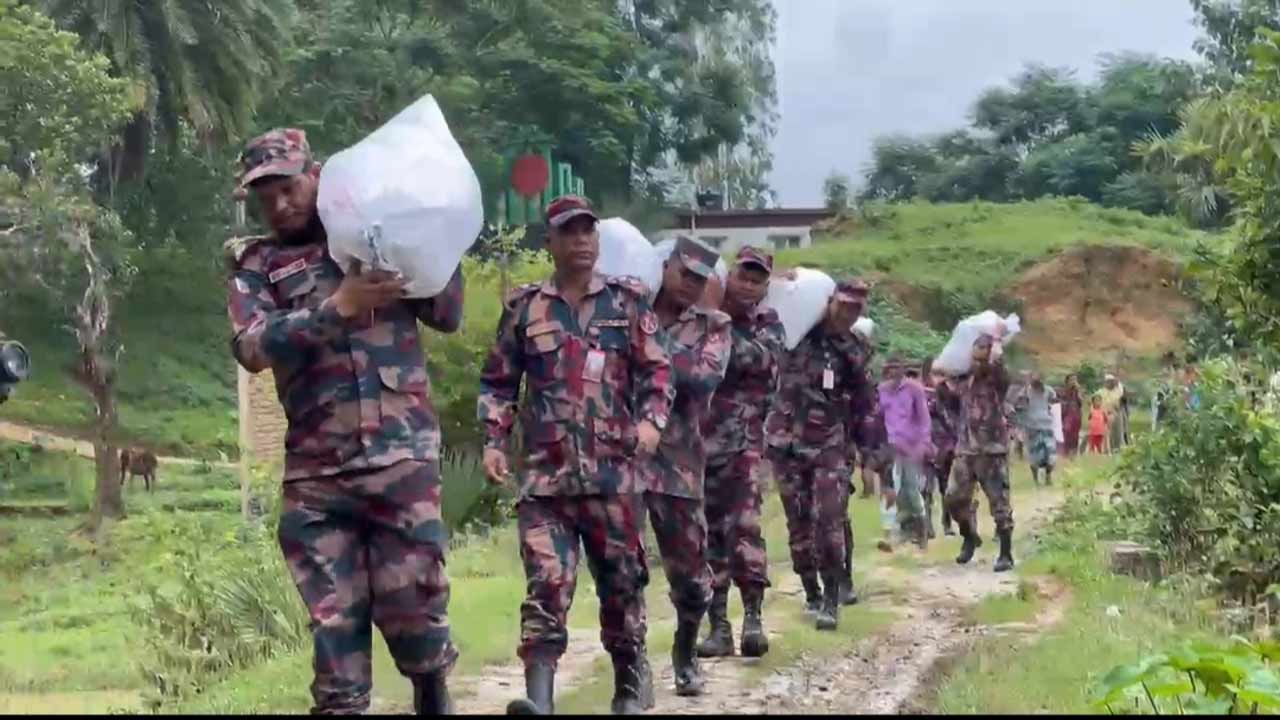 খাগড়াছড়িতে বন্যাদুর্গত মানুষের পাশে বিজিবি, খাদ্য ও চিকিৎসা সহায়তা
