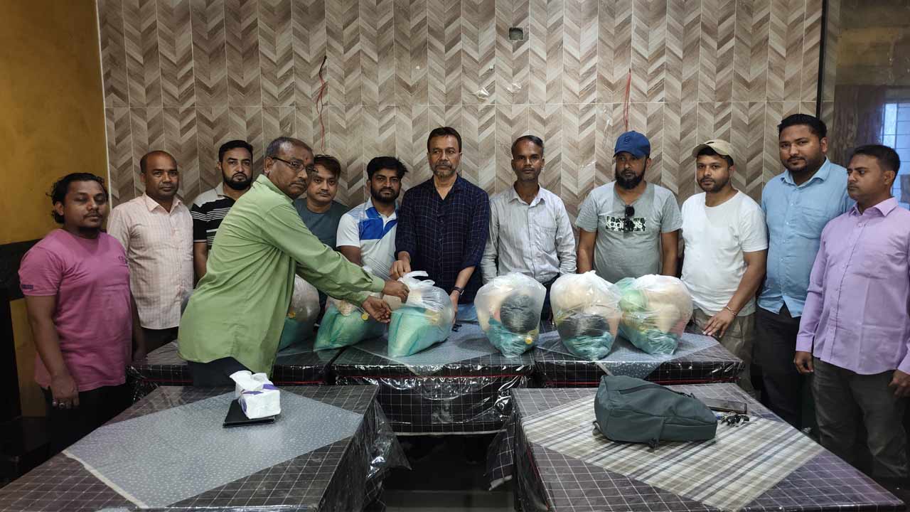 পটিয়ায় পত্রিকার হকারদের মাঝে খাদ্যসহায়তা বিতরণ