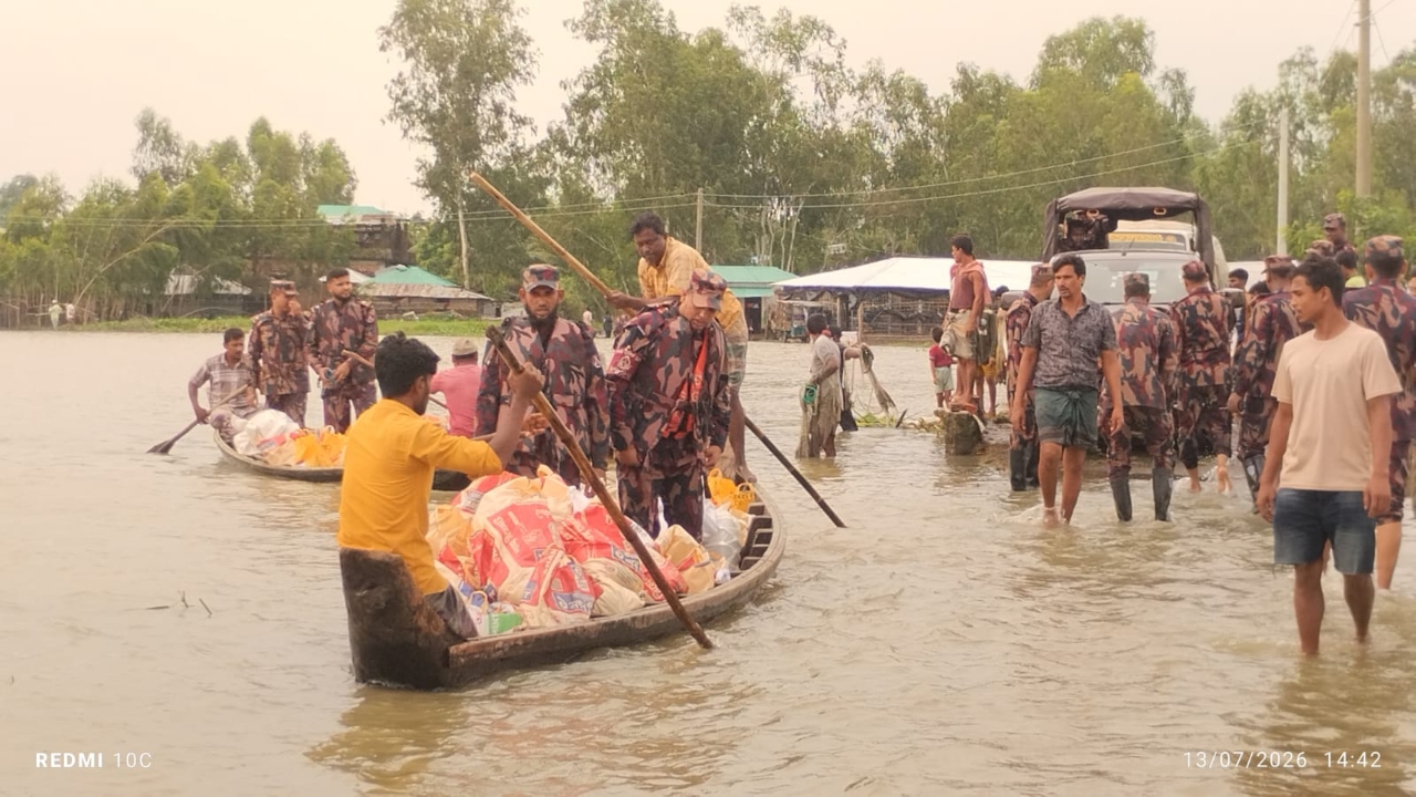 পেকুয়ার বন্যাদুর্গতদের পাশে বিজিবি, ত্রাণ ও রান্না করা খাবার বিতরণ