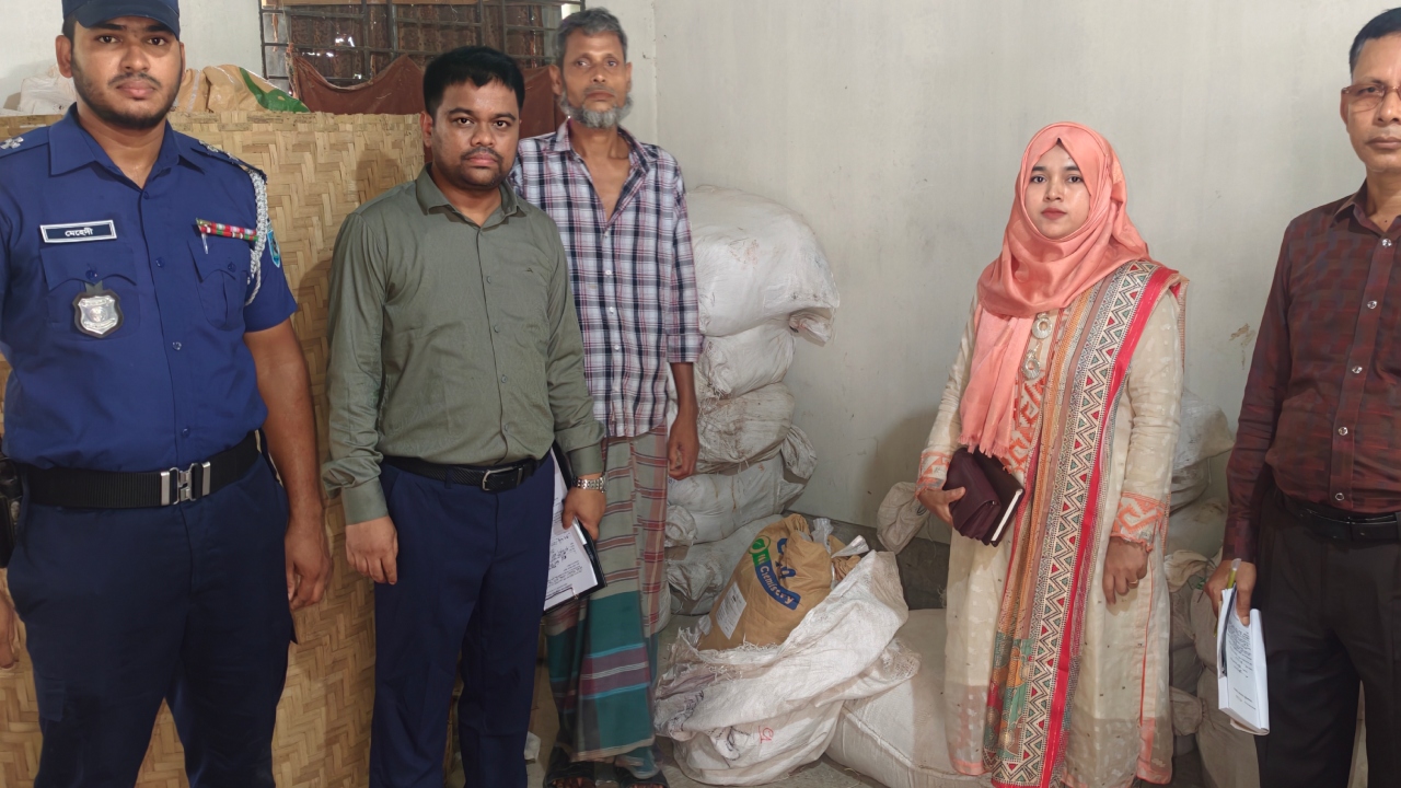 ৯০০ কেজি নিষিদ্ধ পলিথিন জব্দ, কুড়িগ্রামে ব্যবসায়ীকে জরিমানা