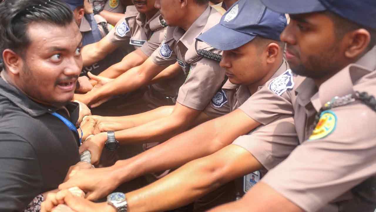 শিক্ষা ভবন অভিমুখে শিক্ষার্থীরা, পুলিশের বাধা