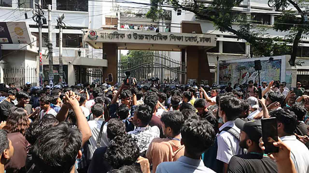 ঢাকা বোর্ডের সামনে শিক্ষার্থীদের বিক্ষোভ, শিক্ষামন্ত্রীর পদত্যাগ দাবি