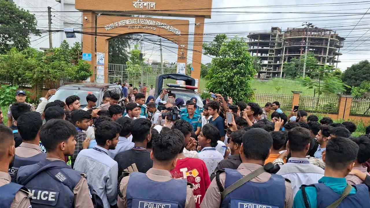 শিক্ষামন্ত্রীর পদত্যাগ দাবিতে বরিশালে মহাসড়ক অবরোধ