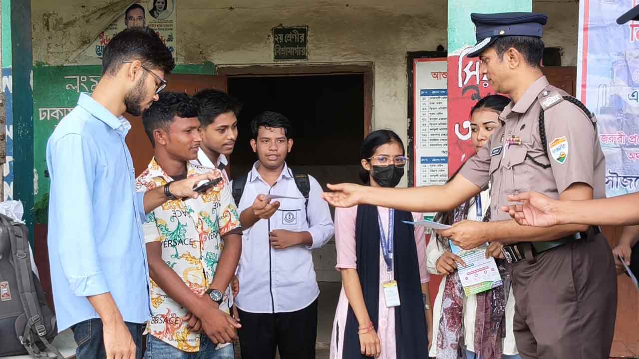 চলন্ত ট্রেনে পাথর নিক্ষেপ ঠেকাতে ব্রাহ্মণবাড়িয়ায় রেলওয়ে পুলিশের প্রচারণা