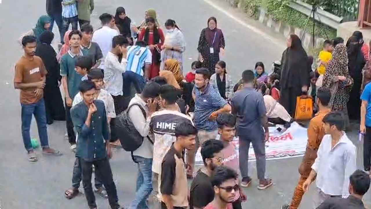 শিক্ষামন্ত্রীর পদত্যাগ দাবিতে টাঙ্গাইলে মহাসড়ক অবরোধ
