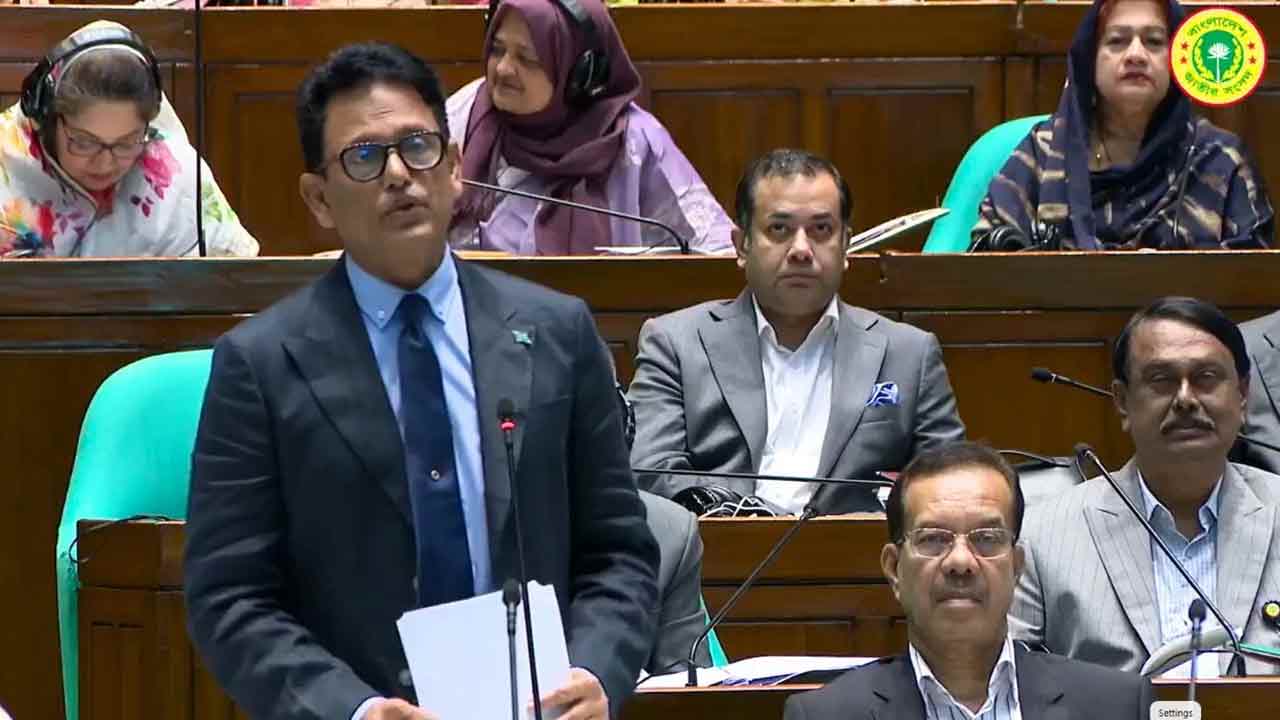 বিক্ষুব্ধ এইচএসসি পরীক্ষার্থীদের যে আশ্বাস শিক্ষামন্ত্রীর