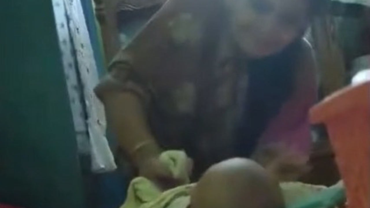 নরসিংদীতে দুই মাসের শিশুকে নির্যাতনের অভিযোগ, চাচির ভিডিও ভাইরাল