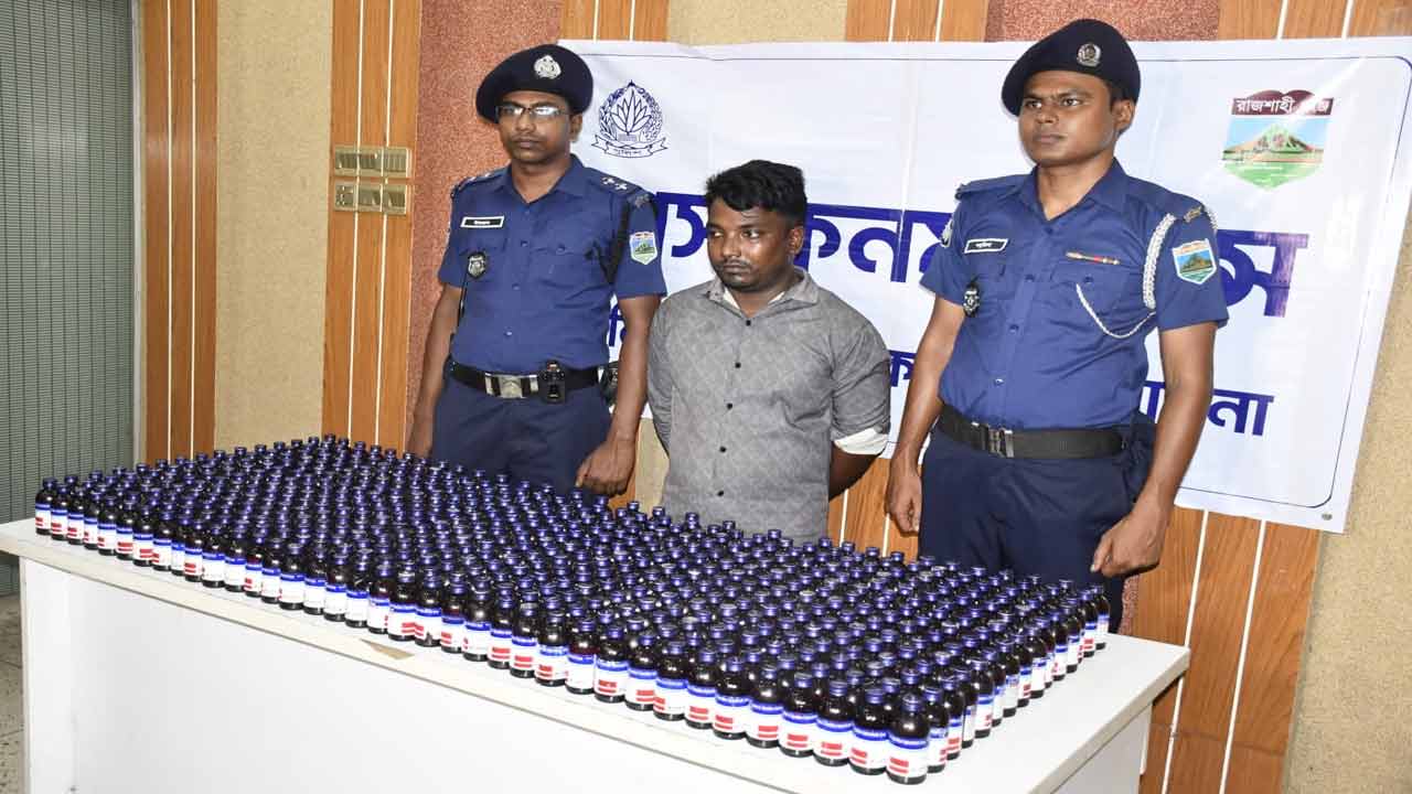 প্রাইভেটকার থেকে ৫০০ বোতল ফেনসিডিল উদ্ধার, যুবক গ্রেপ্তার
