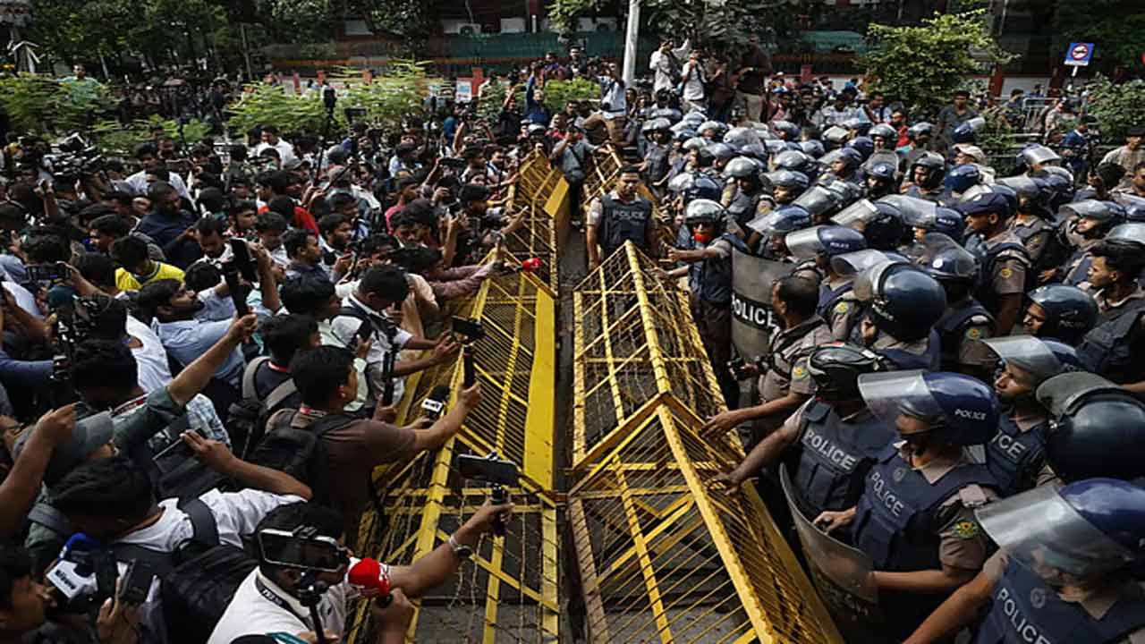 প্রতিটি প্রশ্নপত্রে ভুলের প্রতিবাদে শিক্ষা ভবনের সামনে শিক্ষার্থীদের বিক্ষোভ